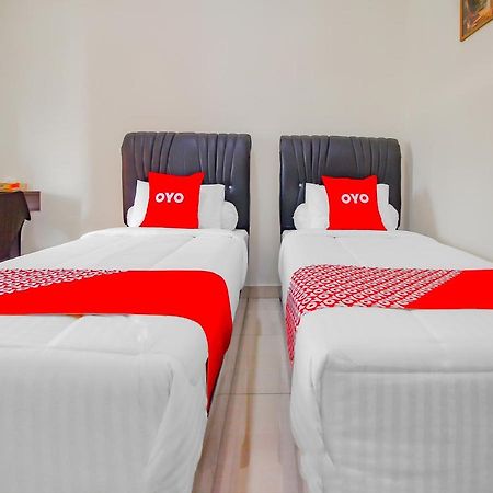 Oyo 90063 Silver Homestay Syariah Perabumulih Bagian luar foto